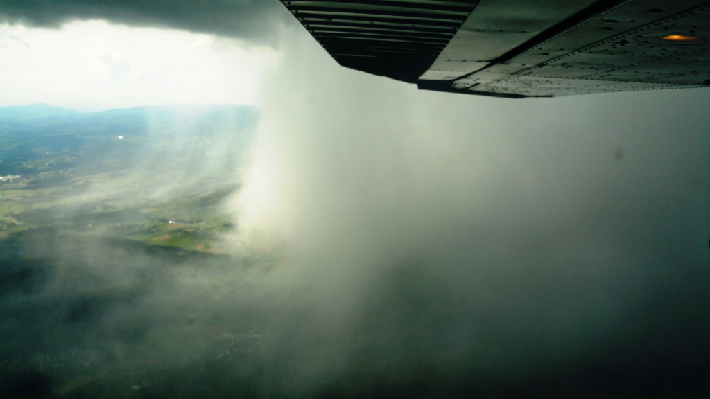 Delo pilotov poteka v zelo zahtevnih vremenskih pogojih (Foto: LC Maribor)