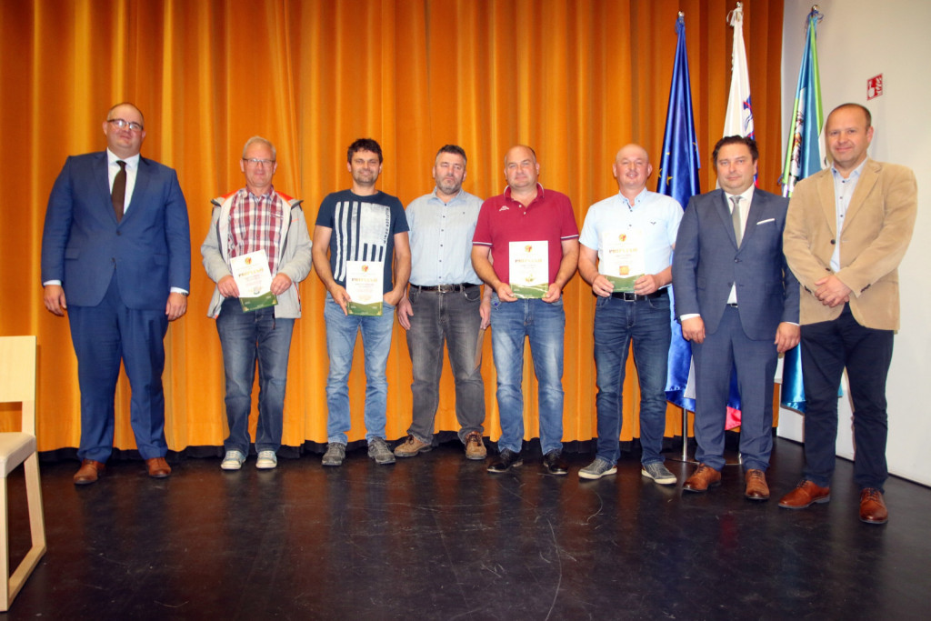 Nagrajenci (od leve): predsednik Sašo Peček, Marko Fašalek, Emil Fras, Jani Ploj, Martin Fras, direktor Danilo Rihtarič in predsednik ZZS Borut Florjančič.<br><br> 