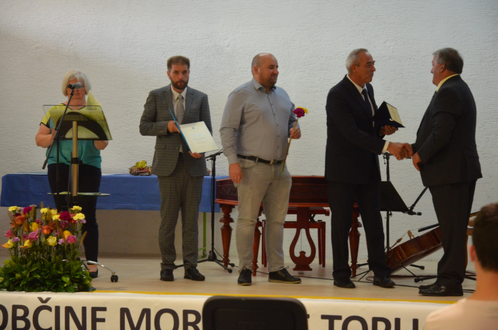S slavnostne podelitve (od leve): tajnik občine Martina Vink Kranjec, podžupana Andrej Baligač in Sašo Koca, župan Alojz Glavač in nagrajenec Franc Küčan. 