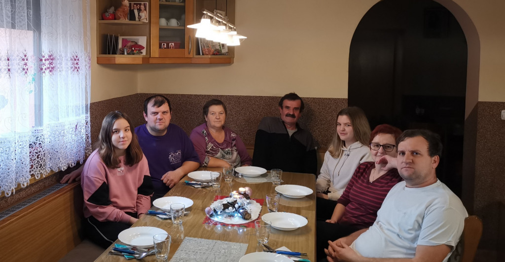 Pred prazničnim nedeljskim kosilom (od leve): hčerka Jana, brat Franc, mama Slavica, oče Franc, hčerka Nina, partnerka Marjana in Dejan.
