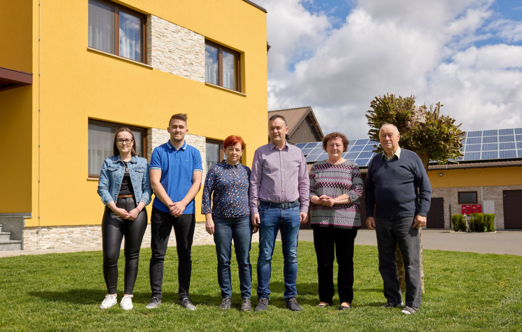 Meoličevi (od leve): Klementina, Timotej, Renata, Danilo, Majda in Jože. 