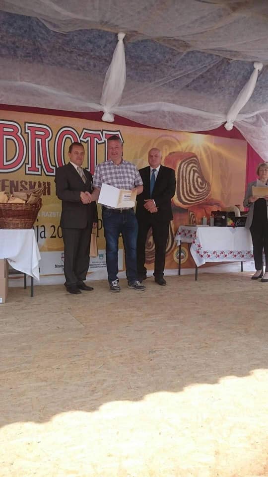 Z enih od podelitev na Dobrotah slovenskih kmetij. Levo Peter Pribožič, predsednik organizacijskega odbora Dobrot, desno Cvetko Zupančič, tedaj predsednik KGZS. 
