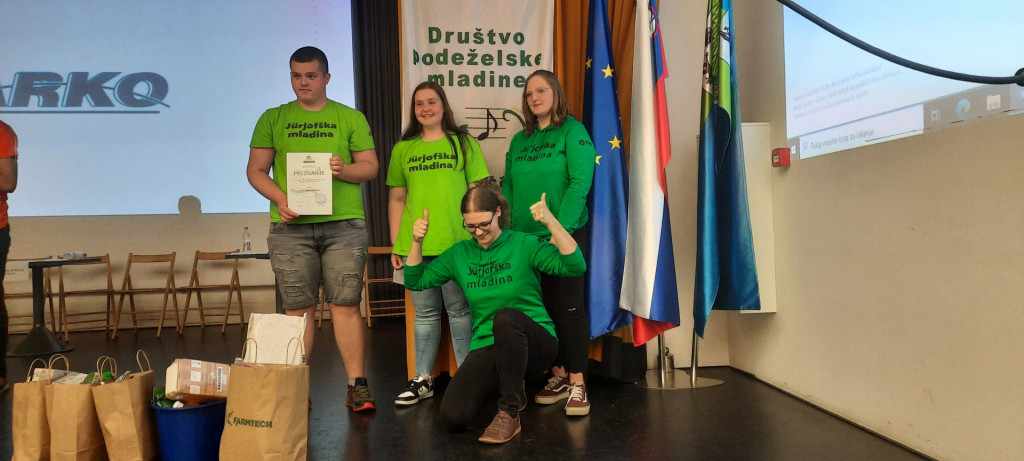 Zmagovalna ekipa (z leve): Filip Kuri, Patrucija Vogrinec, Nina Horvat. Čepi predsednica Klementina Vrbnjak. 