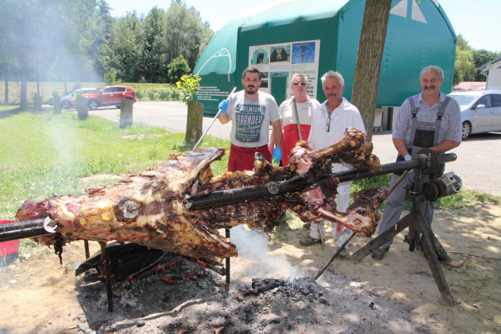 Praznovanje je popestrila peka vola na žaru.