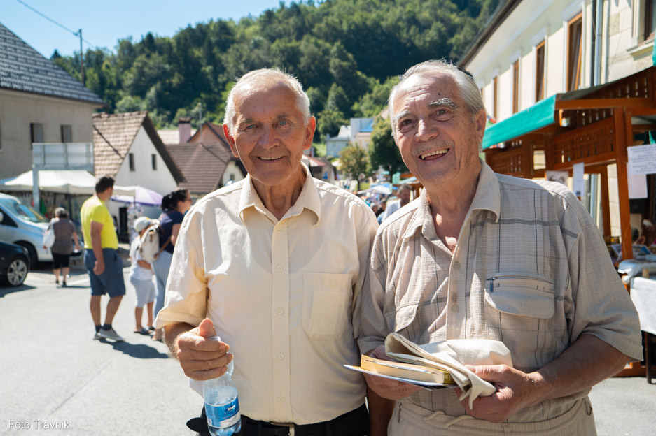 Sejem sta si tudi letos ogledala Pavel Groznik (levo), prvi nadzornik turističnega društva in Franc Godeša, častni član društva in častni predsednik občinske turistične zveze.<br><br> 